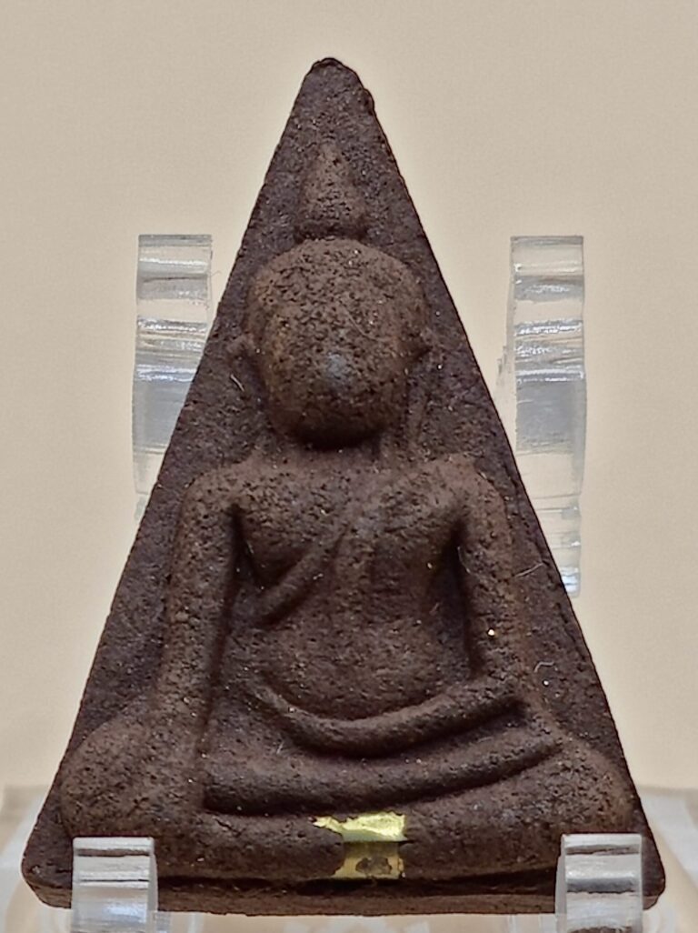 พระนางพญา เนื้อผงผสมว่าน รุ่นเสาร์5 วัดนางพญา จังหวัดพิษณุโลก สร้างปี2555