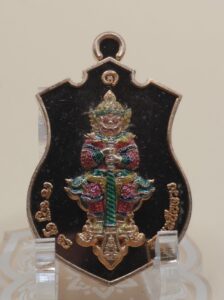 เหรียญท้าวเวสสุวรรณ เนื้อทองฝาบาตรลงยา รุ่นรวยเหนือดวง หลวงพ่อรวย อคฺคสาโร วัดมาบตาพุด จ.ระยอง ปี พ.ศ. 2565