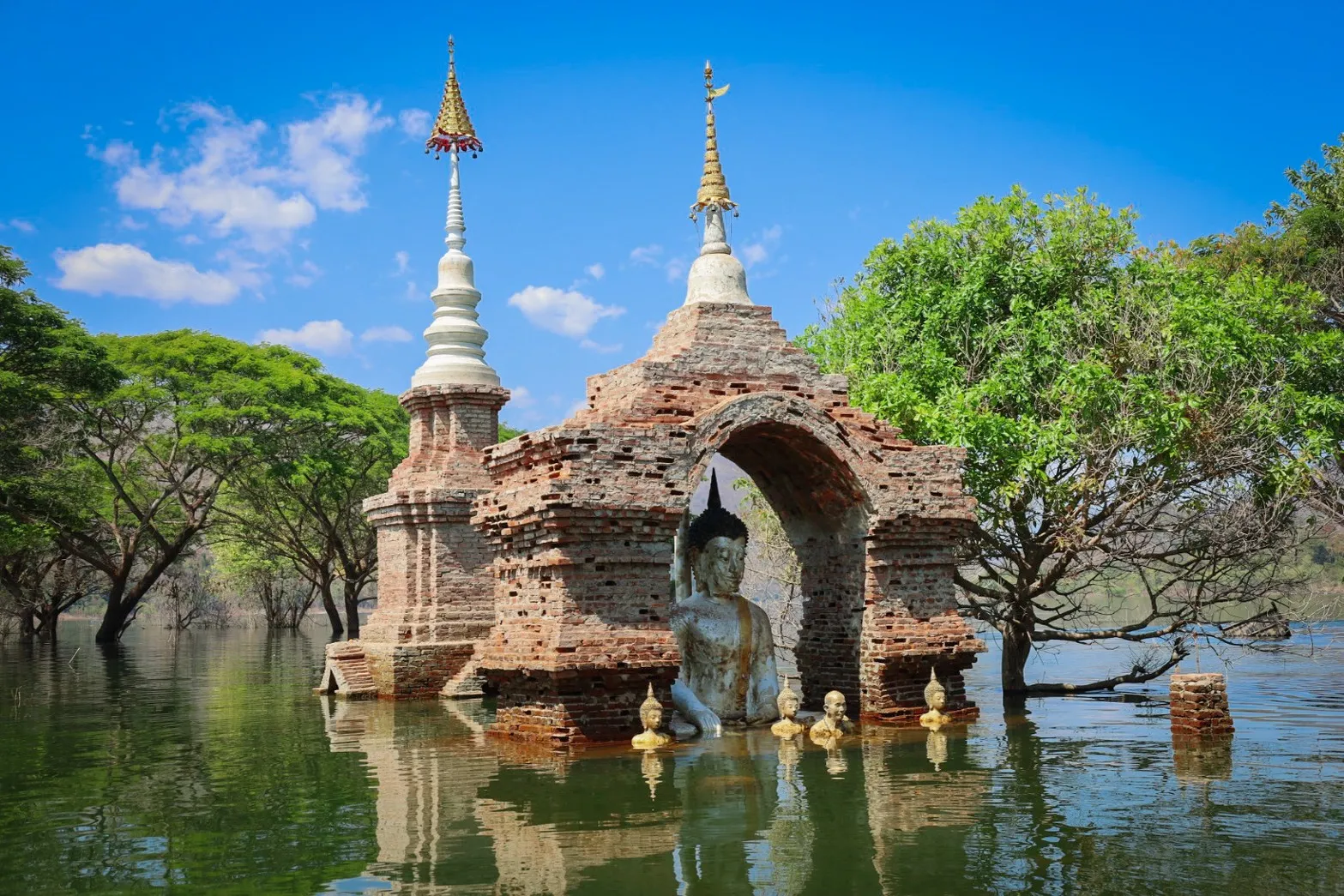 วัดบ้านเก่าจมน้ำ จังหวัดลำพูน