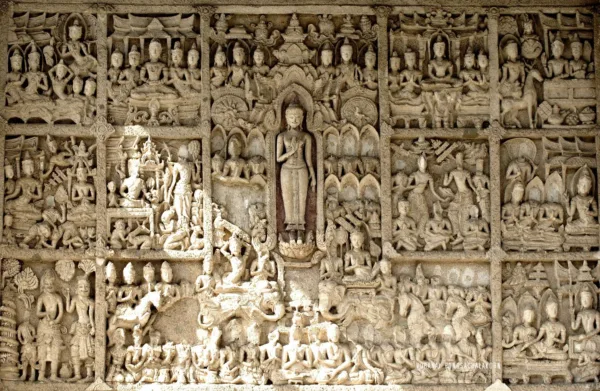 รูปประกอบ พระเจ้าสิบชาติ-เสด็จลงจากดาวดึงส์ อลังการงานปั้นปูนอยุธยา วัดไลย์ จังหวัดลพบุรี